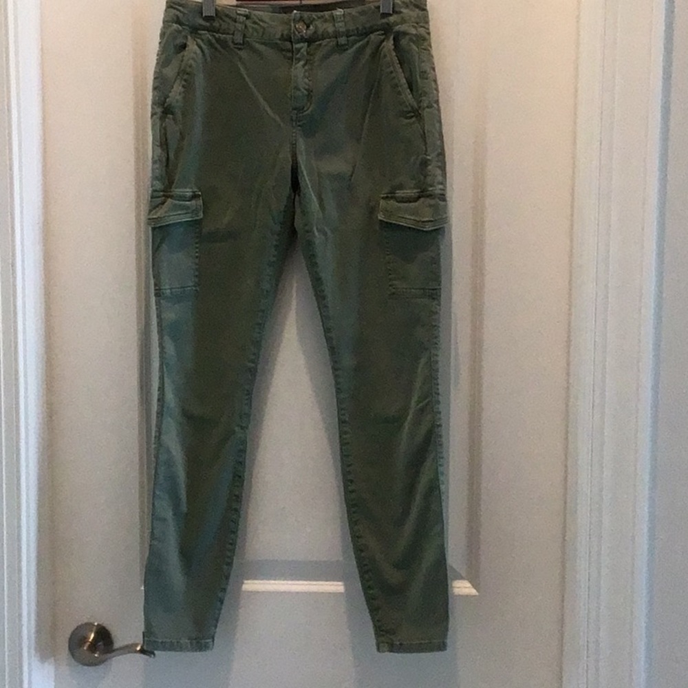 Vineyard Vines cargo pants with zipper at ankle.